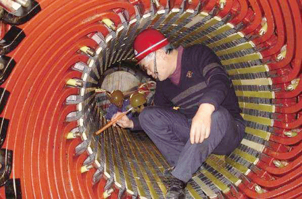 西安泰富西瑪電機吳高治、劉長安、張衛(wèi)華榮獲西安市勞動模范榮譽稱號。