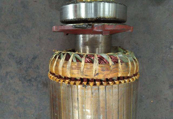 西安電機(jī)廠技術(shù)員關(guān)于高壓電機(jī)端部捆扎的重要性分析。